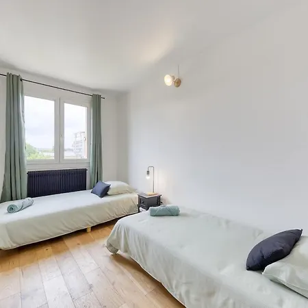 8 Personnes à Saint-denis Saint-Denis (Seine-Saint-Denis)